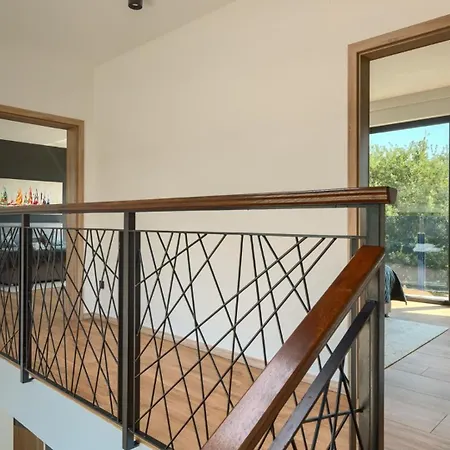 Modern Cormoran With Pool In Villa *
