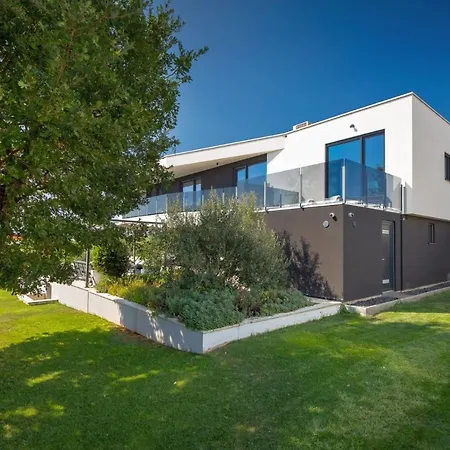 Modern Cormoran With Pool In Villa