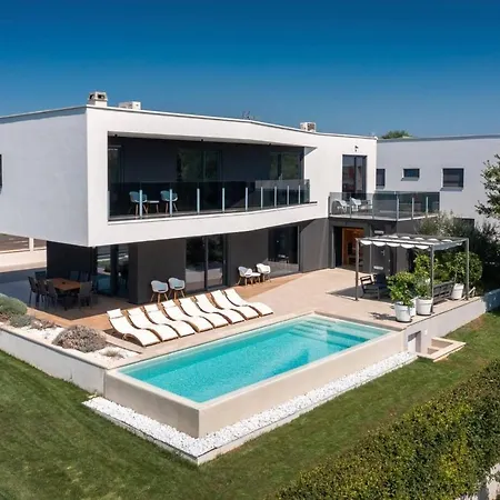 Modern Cormoran With Pool In Villa